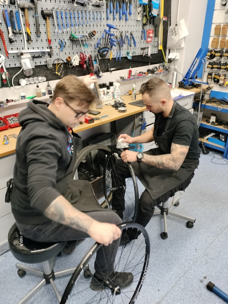 Kursy Mechanik Rowerowy KALENDARZ 26/27R. Sklep rowerowy - Naprawa i serwis rowerów Banino - Lewandowski